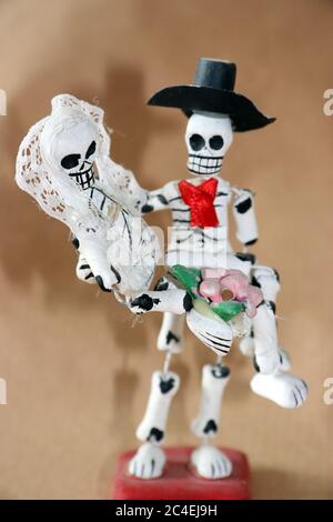 Miniatura statuette di argilla di scheletro sposa e lo sposo vestito per cerimonia di nozze nella celebrazione del Giorno dei Morti, Messico Foto Stock