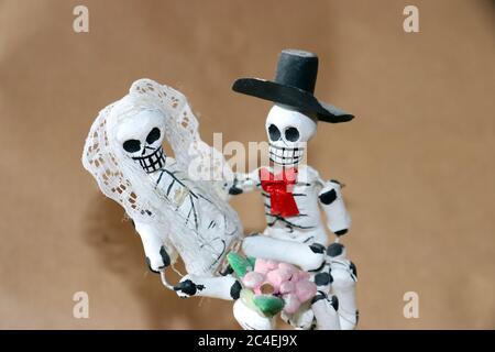 Miniatura statuette di argilla di scheletro sposa e lo sposo vestito per cerimonia di nozze nella celebrazione del Giorno dei Morti, Messico Foto Stock