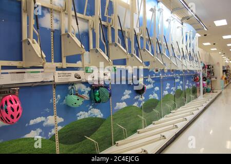 MIDDLETOWN, NY, STATI UNITI - 21 maggio 2020: Le biciclette vuote delle isole/Shelves show sono esaurite al Target a causa di carenze di prodotto durante il COVID-19 Coronavir Foto Stock