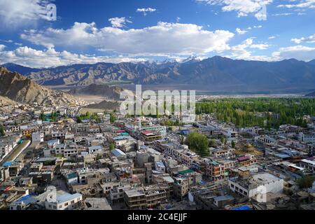 Leh Ladakh Vista Città, cielo blu con nuvole e Mountai, Ladakh India Foto Stock