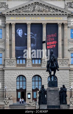 Praga, Repubblica Ceca. 26 Giugno 2020. Le registrazioni originali del processo show comunista di Milada Horakova, avvocato e politico democratico, suonarono dai diffusori nelle strade di Praga e della metropolitana alla vigilia del 70° anniversario della sua esecuzione da parte del regime comunista nella Repubblica Ceca, 26 giugno 2020. Un poster con un ritratto dell'avvocato e politico ceco Milada Horakova e l'iscrizione assassinata dai comunisti si trova sulla costruzione del Museo Nazionale di Praga, Repubblica Ceca, 26 giugno 2020. Credit: Vit Simanek/CTK Photo/Alamy Live News Foto Stock