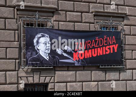 Pilsen, Repubblica Ceca. 26 Giugno 2020. Le registrazioni originali del processo show comunista di Milada Horakova, avvocato e politico democratico, suonarono dai diffusori nelle strade di Praga e della metropolitana alla vigilia del 70° anniversario della sua esecuzione da parte del regime comunista nella Repubblica Ceca, 26 giugno 2020. Un poster con un ritratto dell'avvocato e politico ceco Milada Horakova e l'iscrizione assassinata dai comunisti è appeso all'edificio del Municipio di Plzen (Pilsen), Repubblica Ceca, 26 giugno 2020. Credit: Miroslav Chaloupka/CTK Photo/Alamy Live News Foto Stock