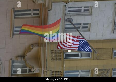 Bandiera LGBT sulla costruzione dell'ambasciata degli Stati Uniti a Mosca. Mosca, il centro. 26 giugno 2020 Foto Stock