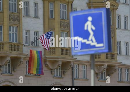 Bandiera LGBT sulla costruzione dell'ambasciata degli Stati Uniti a Mosca. Mosca, il centro. 26 giugno 2020 Foto Stock