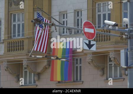 Bandiera LGBT sulla costruzione dell'ambasciata degli Stati Uniti a Mosca. Mosca, il centro. 26 giugno 2020 Foto Stock