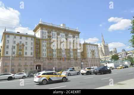 Bandiera LGBT sulla costruzione dell'ambasciata degli Stati Uniti a Mosca. Mosca, il centro. 26 giugno 2020 Foto Stock