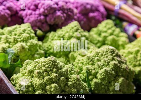 Romanesco verde grazioso per la vendita su uno stallo del mercato Foto Stock