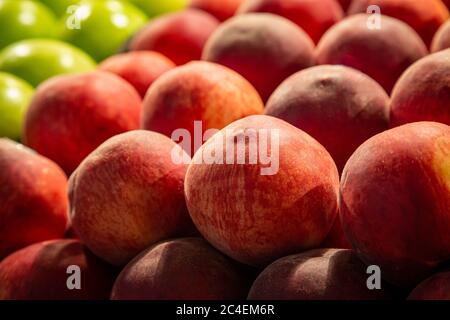 Nettarine e mele in vendita su uno stand di mercato Foto Stock