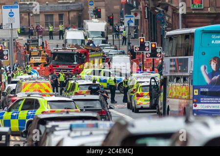 Glasgow, Scozia, Regno Unito. 26 Giugno 2020. Ufficiali armati sono stati chiamati a un importante incidente di polizia nel centro della città come rapporti di sei persone ferite da attacco coltello, tra cui un ufficiale di polizia al Park Inn Hotel in West George Street. L'aggressore è stato ucciso dalla polizia. L'hotel è utilizzato per ospitare i richiedenti asilo durante la pandemia del coronavirus. Credit: Notizie dal vivo SKULLY/Alamy Foto Stock