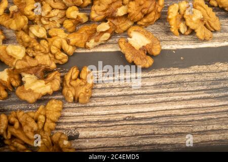 Noci pelate sparse su un tavolo di legno. Dieta sana. Dieta di idoneità. Primo piano Foto Stock