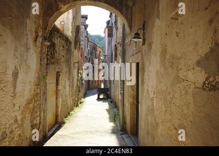 Bel vicolo stretto dalla città di Skradin in Croazia Foto Stock