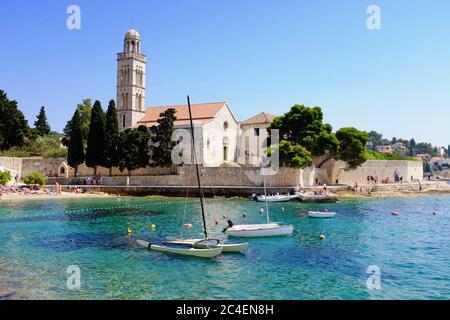 Bellissima spiaggia presso il Monastero Francescano di Hvar e isola in Croazia Foto Stock