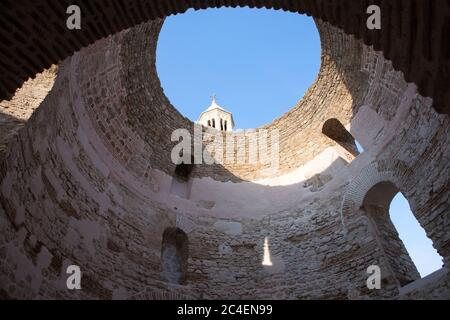 SPALATO, CROAZIA - 15 aprile 2017 - all'interno del vestibolo Rotunde nel Palazzo di Diocleziano con il campanile dettaglio della cattedrale di Spalato, Croazia Foto Stock