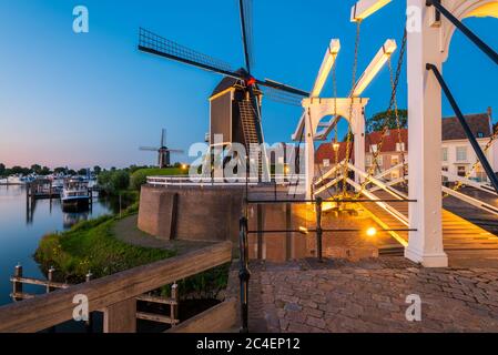 Draw Bridge e mulini a vento a Heusden Paesi Bassi a Dusk Foto Stock