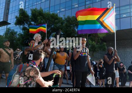 L'organizzatore Jake Pack parla ai tifosi alla marcia All Black Lives Matter sul South Lake Union di Seattle giovedì 25 giugno 2020. La marcia si è svolta a sostegno della comunità LGBTQ+ Nera e in solidarietà per gli omicidi di Riah Milton e Dominique REM’Mie e di altre donne nere trans. Foto Stock