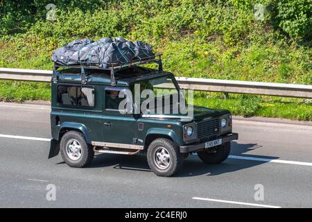 Land Rover Defender 90 County TD5 verde anni '1999 90; tempo libero per la spedizione d'epoca, fuoristrada britannico 4x4, robusto fuoristrada fuoristrada fuoristrada fuoristrada fuoristrada fuoristrada fuoristrada fuoristrada, Land Rover Discovery Turbo Diesel UK Foto Stock