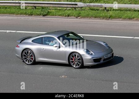 2012 grigio argento Porsche 911 Carrera S-A; veicoli veicolari, auto che guidano veicoli su strade del Regno Unito, motori, motori sulla rete autostradale M6. Foto Stock