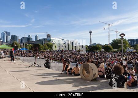 Centinaia di manifestanti affollano il Museum of History & Industry alla All Black Lives Matter March, che si terrà a Seattle, sulla South Lake Union, giovedì 25 giugno 2020. La marcia si è svolta a sostegno della comunità LGBTQ+ Nera e in solidarietà per gli omicidi di Riah Milton e Dominique REM’Mie e di altre donne nere trans. Foto Stock