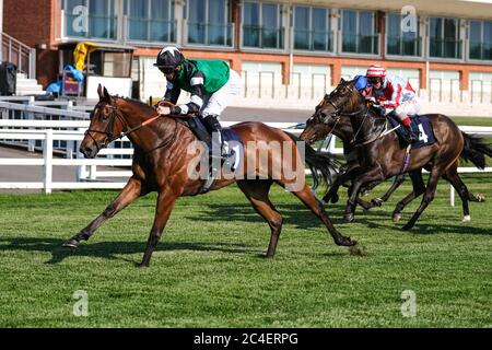 Santosha guidato da Thomas Greatrex vincere la Betway British Stallion Stacchs EBF Fillies 'Novice Median Auction Stakes al Lingfield Racecourse. Foto Stock