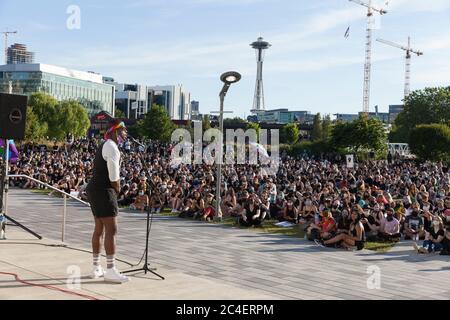 Levi, un membro delle forze armate, parla a centinaia di sostenitori al Museum of History & Industry durante la marcia All Black Lives Matter sulla South Lake Union di Seattle giovedì 25 giugno 2020. La marcia si è svolta a sostegno della comunità LGBTQ+ Nera e in solidarietà per gli omicidi di Riah Milton e Dominique REM’Mie e di altre donne nere trans. Foto Stock