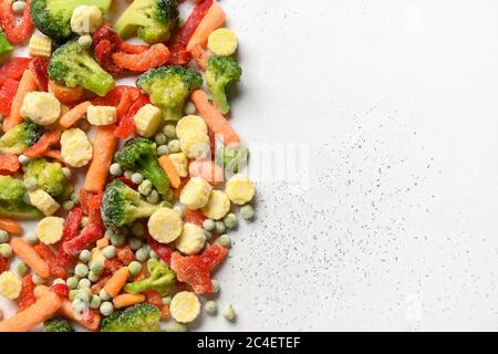 Bordo di verdure surgelate su sfondo bianco. Spazio per il testo. Foto Stock