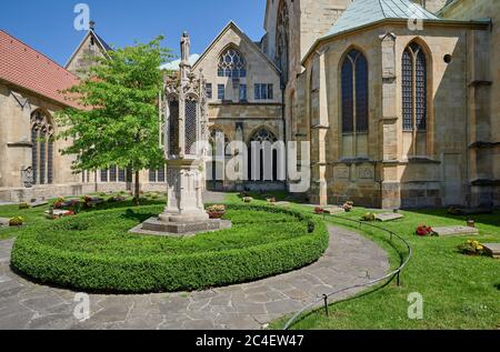 Cortile con tombe nella Cattedrale di Muenster, St.-Paulus-Dom, Muenster, Nord Reno-Westfalia, Germania Foto Stock
