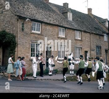 Ballerini Morris nel villaggio di Oxfordshire 1975 Foto Stock