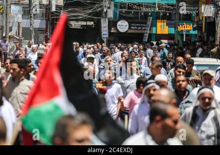 I sostenitori palestinesi di Hamas partecipano a una protesta contro il piano di Israele di annettere parti della Cisgiordania occupata, nella striscia di Gaza meridionale. Foto Stock