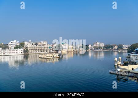 Vista sulla città vecchia e sul lago Pichola dal Jagat Niwas Palace Hotel la mattina presto, Udaipur, Rajasthan, India Foto Stock