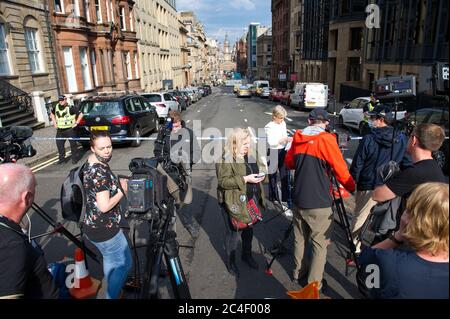Glasgow, Scozia, Regno Unito. 26 Giugno 2020. Nella foto: Un incidente importante della polizia è stato dichiarato a Glasgow come 6 persone sono state pugnate, tra cui un poliziotto e la polizia che ha sparato a morte l'aggressore a un incidente importante al Park Inn in West George Street, che ospita i richiedenti asilo. Credit: Colin Fisher/Alamy Live News Foto Stock