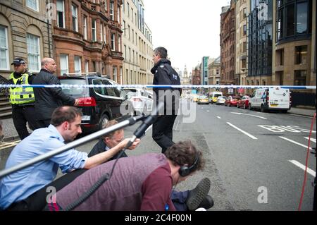 Glasgow, Scozia, Regno Unito. 26 Giugno 2020. Nella foto: Conferenza stampa: Assistente capo Constable (ACC) Steve Johnson si rivolge a un gruppo di media su un cordonato fuori West George Street. Un incidente importante della polizia è stato dichiarato a Glasgow come 6 persone sono state pugnate, tra cui un poliziotto e la polizia che ha sparato morti l'aggressore a un incidente importante al Park Inn in West George Street che ospita i richiedenti asilo. Credit: Colin Fisher/Alamy Live News Foto Stock
