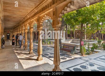 Cortile nel Palazzo della Città, Città Vecchia, Udaipur, Rajasthan, India Foto Stock