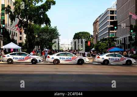 Le auto della polizia si sono allineate in fila vicino a Black Lives Matter Plaza, Lafayette Square e alla Casa Bianca, Washington, DC, Stati Uniti Foto Stock