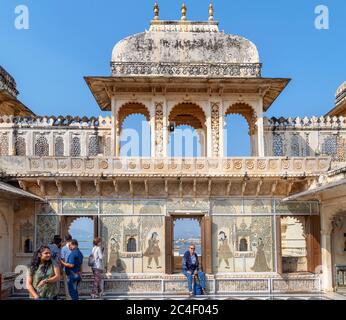 Patio nel Palazzo della Città, Città Vecchia, Udaipur, Rajasthan, India Foto Stock