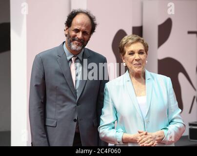 VENEZIA, ITALIA - SETTEMBRE 02: Luca Guadagnino e Julie Andrews ricevono il Leone d'Oro per il successo a vita Foto Stock