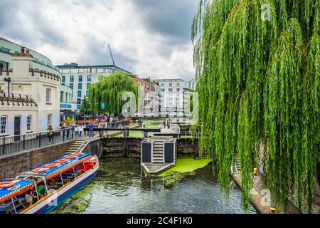 Londra, UK, ago 2019, vista delle chiuse di Hampstead Road sul canale del Regent a Camden Town Foto Stock