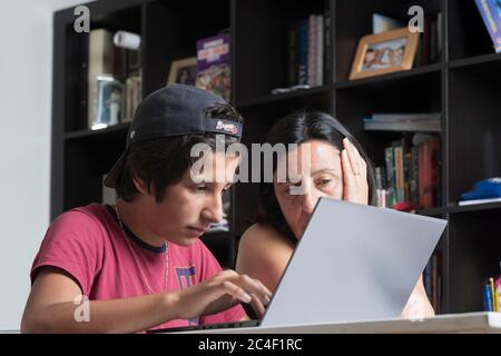 Anno 7 studente ottenere aiuto con i compiti, Surrey, UK Foto Stock