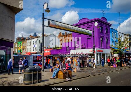 Londra, UK, ago 2019, scena urbana di Inverness Street Market, Camden Market Foto Stock