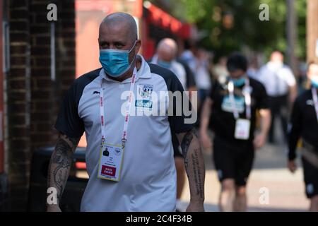 Londra, Regno Unito. 26 Giugno 2020. Il primo allenatore di squadra di West Brom Julian Dicks arriva al Griffin Park. West Bromwich Albion sta cercando di restare nella top due e vincere il titolo di Campionato, mentre Brentford cerca di mantenersi nelle posizioni di gioco, o addirittura afferrare uno dei due punti di promozione automatica. Questo è uno degli ultimi incontri che si disputano al Griffin Park prima che il Brentford FC si sposti nel loro nuovo terreno vicino al Kew Bridge. Credit: Liam Asman/Alamy Live News Foto Stock