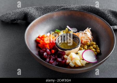 Insalata di vinaigrette da verdure sottaceto, bollite, cavolo, barbabietole, patate Foto Stock