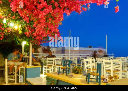 Ora blu a piazza Markos Vamvakaris nell'isola di Syros, Cicladi, Grecia, Europa. Foto Stock