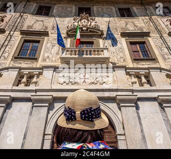 Vista posteriore del turista femminile che guarda su Palazzo della Carovana, Pisa, Italia. Foto Stock