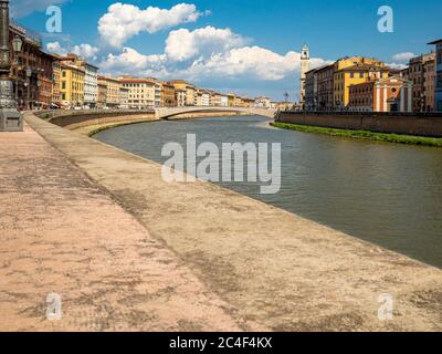 Fiume Arno con la chiesa di Santa Cristina sulla sponda lontana, Pisa. Italia. Foto Stock