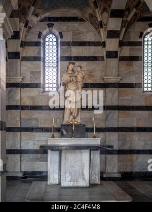 Madonna della Rosa di Andrea e Nino Pisano all'interno della chiesa di Santa Maria della spina. Pisa. Italia. Foto Stock