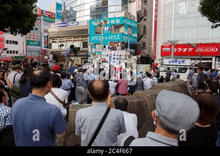 Tokyo, Giappone. 26 Giugno 2020. Tokyo Gubernatorial candidato Kenji Utsunomiya campagne fuori Akabane Station. Utsunomiya ex presidente della Japan Federation of Bar Association e sta per diventare il prossimo governatore di Tokyo. I politici giapponesi Akira Koike e Renho sono venuti a sostenere la campagna di Utsunomiya. Le elezioni gubernatoriali si terranno il 5 luglio. Credit: Rodrigo Reyes Marin/ZUMA Wire/Alamy Live News Foto Stock