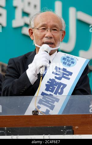 Tokyo, Giappone. 26 Giugno 2020. Tokyo Gubernatorial candidato Kenji Utsunomiya campagne fuori Akabane Station. Utsunomiya ex presidente della Japan Federation of Bar Association e sta per diventare il prossimo governatore di Tokyo. I politici giapponesi Akira Koike e Renho sono venuti a sostenere la campagna di Utsunomiya. Le elezioni gubernatoriali si terranno il 5 luglio. Credit: Rodrigo Reyes Marin/ZUMA Wire/Alamy Live News Foto Stock