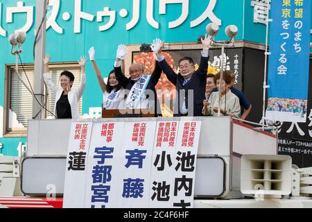 Tokyo, Giappone. 26 Giugno 2020. Tokyo Gubernatorial candidato Kenji Utsunomiya (C) campagne fuori dalla stazione di Akabane. Utsunomiya ex presidente della Japan Federation of Bar Association e sta per diventare il prossimo governatore di Tokyo. I politici giapponesi Akira Koike e Renho sono venuti a sostenere la campagna di Utsunomiya. Le elezioni gubernatoriali si terranno il 5 luglio. Credit: Rodrigo Reyes Marin/ZUMA Wire/Alamy Live News Foto Stock