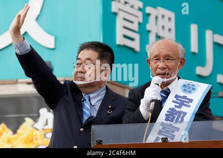 Tokyo, Giappone. 26 Giugno 2020. Tokyo Gubernatorial candidato Kenji Utsunomiya (R) campagne fuori dalla stazione di Akabane. Utsunomiya ex presidente della Japan Federation of Bar Association e sta per diventare il prossimo governatore di Tokyo. I politici giapponesi Akira Koike e Renho sono venuti a sostenere la campagna di Utsunomiya. Le elezioni gubernatoriali si terranno il 5 luglio. Credit: Rodrigo Reyes Marin/ZUMA Wire/Alamy Live News Foto Stock