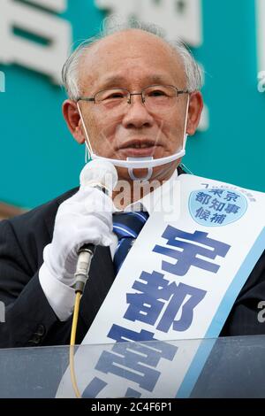 Tokyo, Giappone. 26 Giugno 2020. Tokyo Gubernatorial candidato Kenji Utsunomiya campagne fuori Akabane Station. Utsunomiya ex presidente della Japan Federation of Bar Association e sta per diventare il prossimo governatore di Tokyo. I politici giapponesi Akira Koike e Renho sono venuti a sostenere la campagna di Utsunomiya. Le elezioni gubernatoriali si terranno il 5 luglio. Credit: Rodrigo Reyes Marin/ZUMA Wire/Alamy Live News Foto Stock