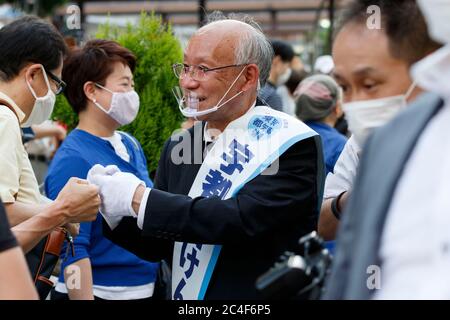 Tokyo, Giappone. 26 Giugno 2020. Il candidato della Tokyo Gubernatorial Kenji Utsunomiya saluta gli elettori fuori dalla stazione di Akabane. Utsunomiya ex presidente della Japan Federation of Bar Association e sta per diventare il prossimo governatore di Tokyo. I politici giapponesi Akira Koike e Renho sono venuti a sostenere la campagna di Utsunomiya. Le elezioni gubernatoriali si terranno il 5 luglio. Credit: Rodrigo Reyes Marin/ZUMA Wire/Alamy Live News Foto Stock